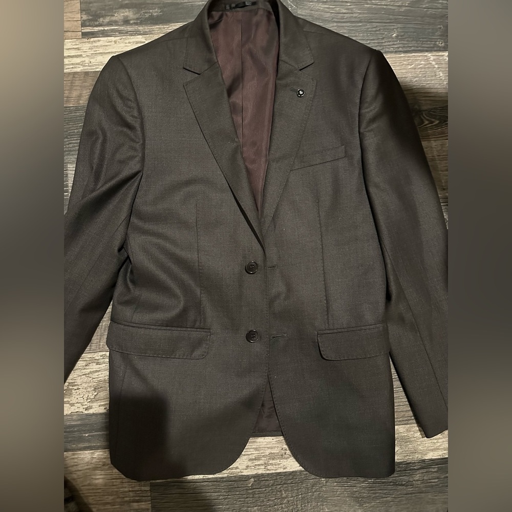 Beautiful Van Heusen Charcoal Suit. Size Small 34S. With  size 28 trousers